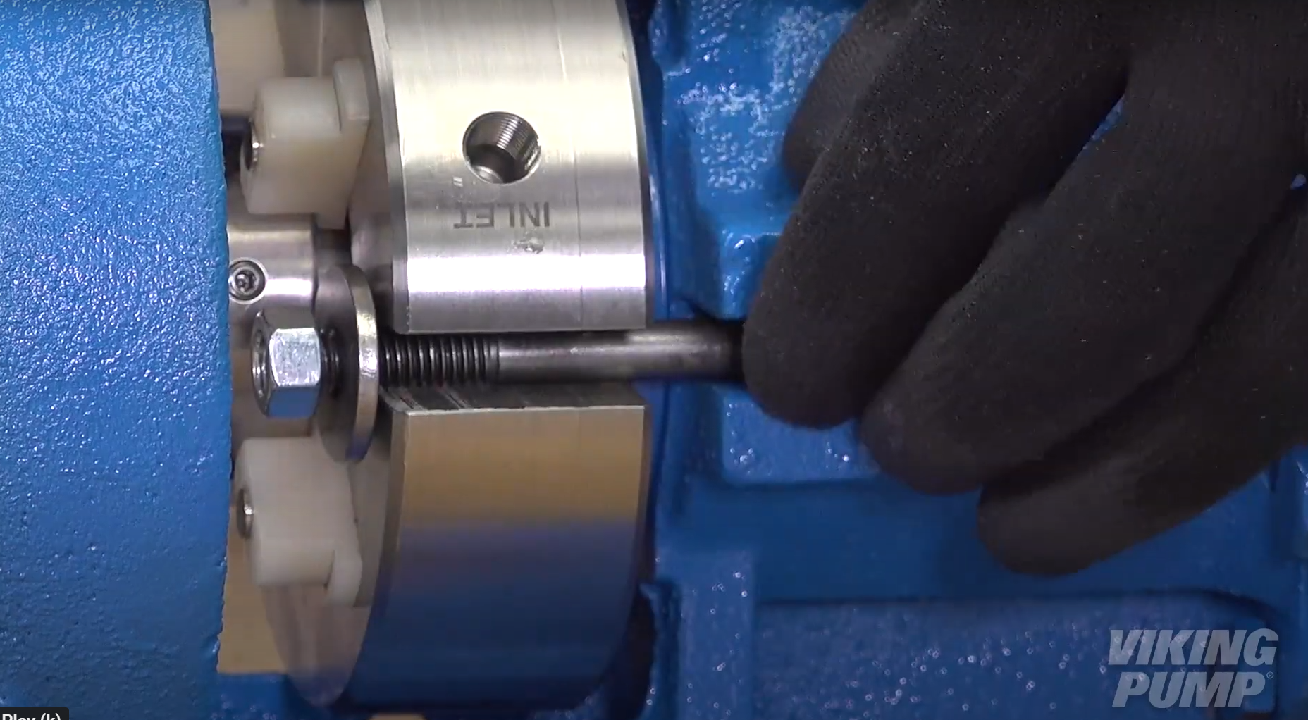  Install the gland cap screws. Do not fully tighten at this time.