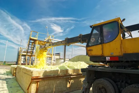 Machinery working with molten sulfur outdoors