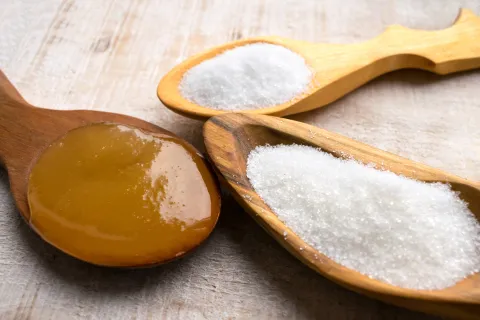 Sorbitol crystals in wooden spoons